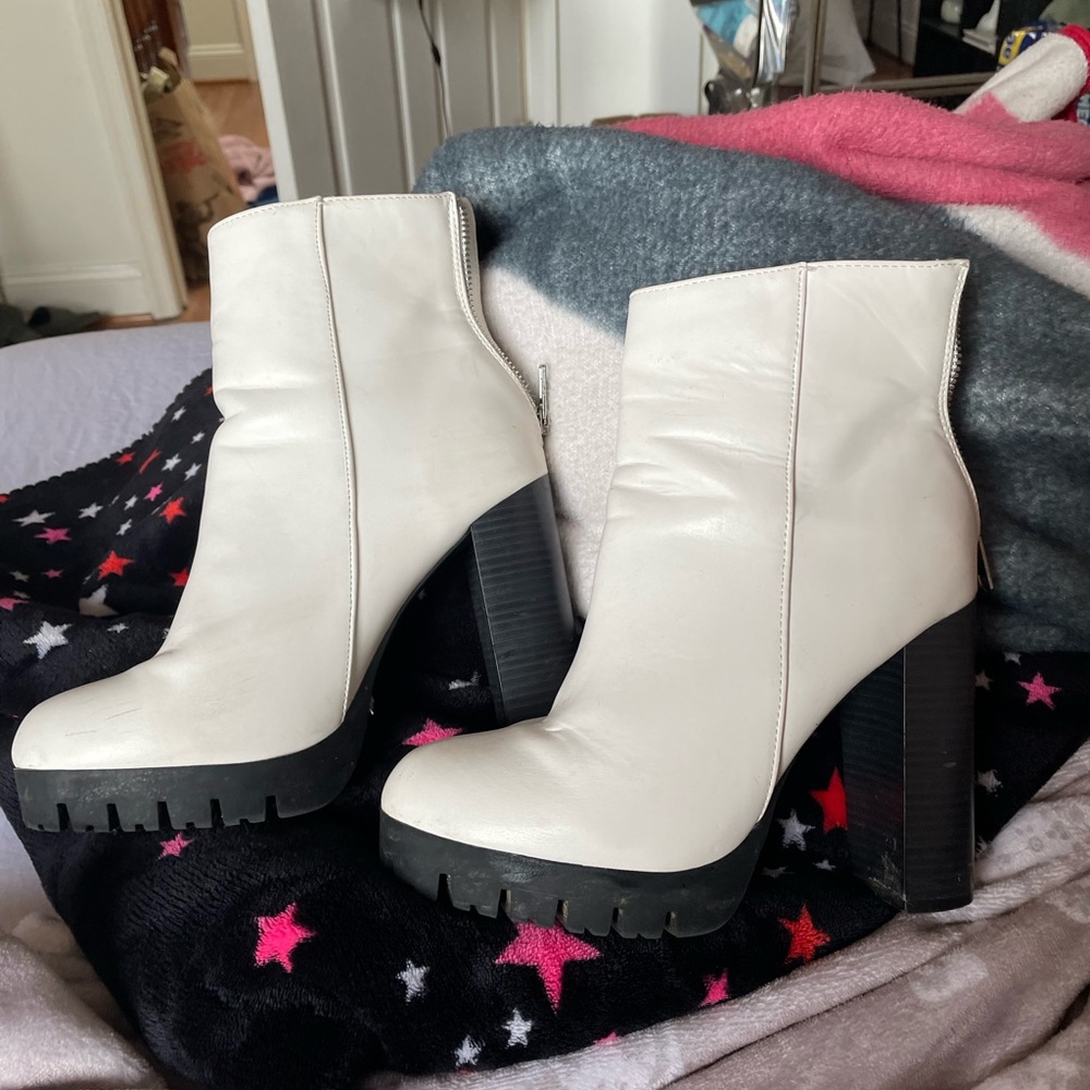 super trendy white booties!